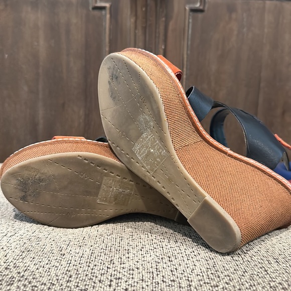 Dolce Vita Wedge Sandal. Burnt Orange/Black. Size 6 - Picture 4 of 8